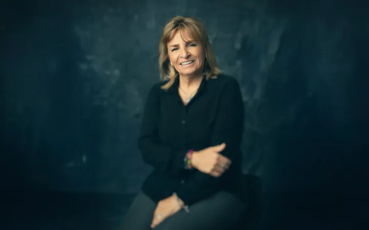 La cosa está color de hormiga